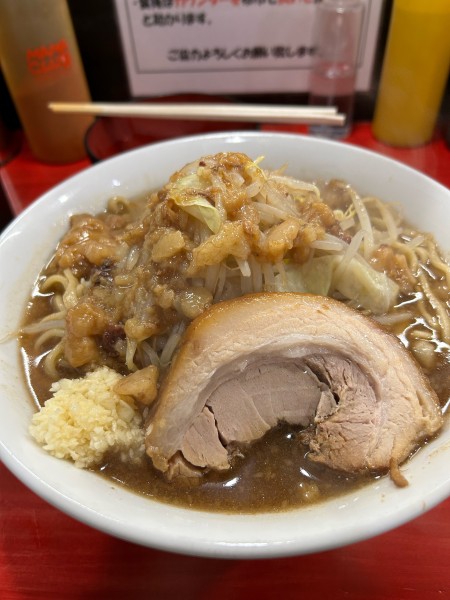 「小　生卵　野菜少なめ　ニンニク　アブラ」@ラーメン鷹の目 明大前店の写真