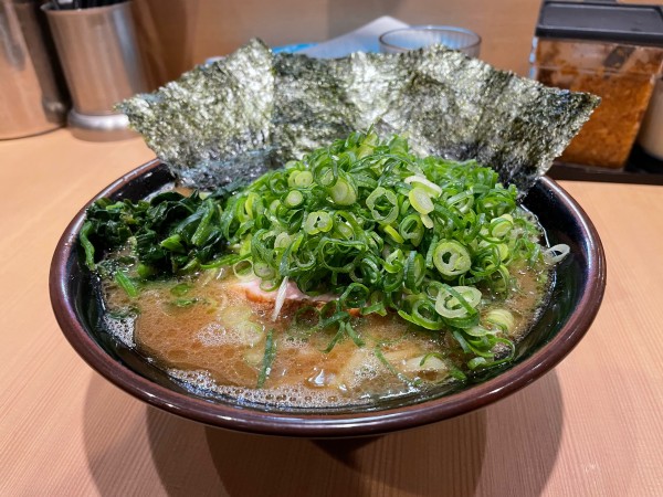 「ラーメン(並) 九条ネギ ¥1,080、無限ライス」@輝道家直系 皇綱家の写真