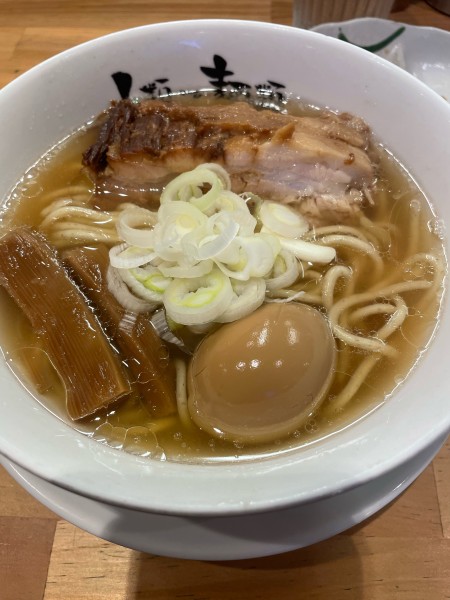 「らーめんmacro 厚切りチャーシュー煮卵トッピング」@人類みな麺類の写真