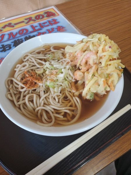「海鮮かき揚げそば（６００円）」@本牧海づり施設食堂の写真