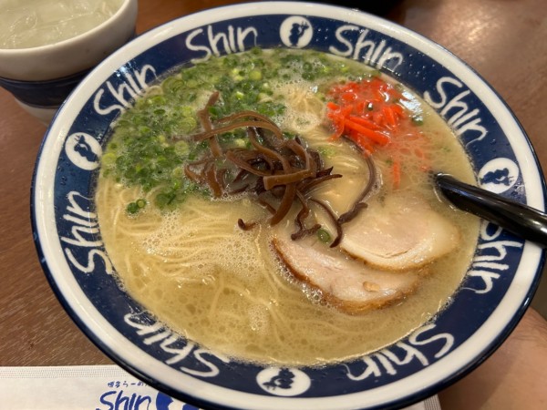 「博多shinshinらーめん760円+黒伊佐錦440円」@博多らーめん ShinShin KITTE博多店の写真