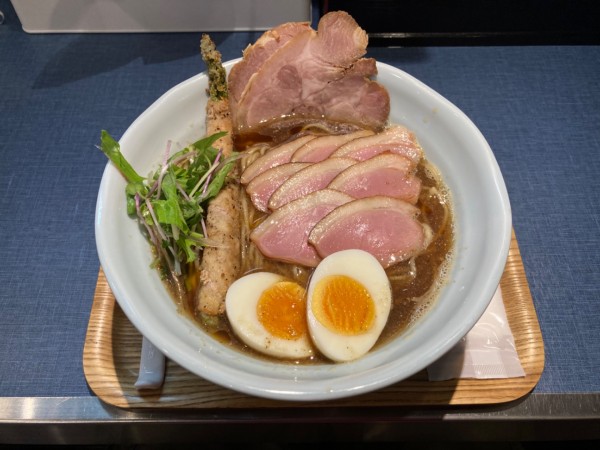 「にほんいち醤油そば 極黒」@麺巧 潮の写真