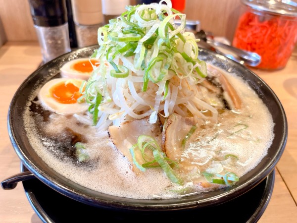 「黒龍（930円）、もやし（100円）」@麺屋 虎龍の写真