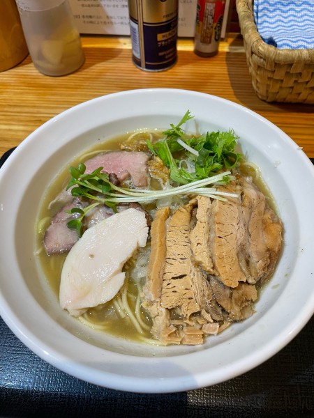 「塩煮干そば（替え玉セット）＋肉増し2枚」@つけめん・らーめん・煮干そば 金狼の写真