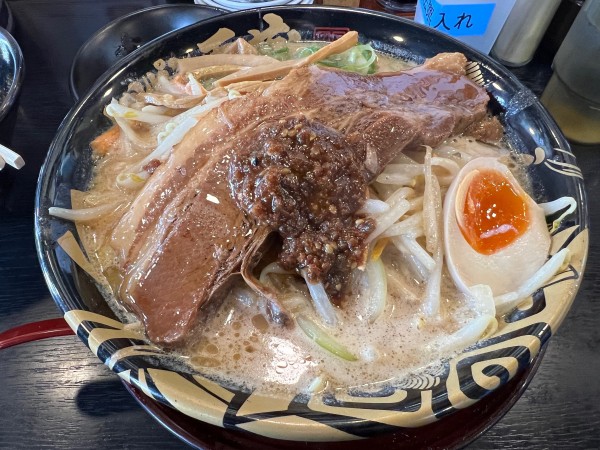 「一本角煮たれ味噌らーめん1188+ランチセット286」@ハルピン味噌らーめん 雷蔵の写真