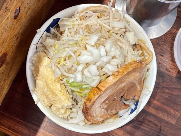 「ポン酢濃厚 / 肉付きやわらか軟骨 ゴワボキ麺/野菜マシ/ニンニ」@雷 北松戸本店の写真