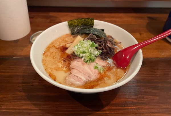 「あっさり塩豚骨（黒）¥780、大盛り無料」@三文の徳の写真