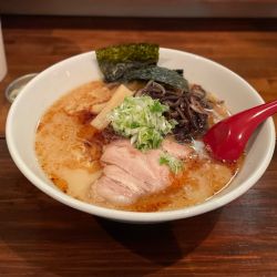 あっさり塩豚骨（黒）¥780、大盛り無料