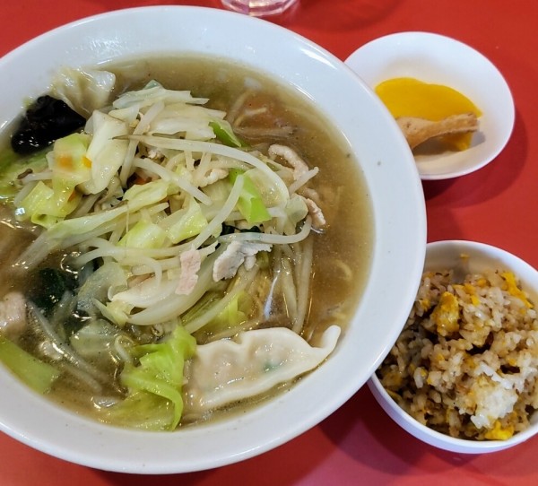 「タンメン（水餃子・ミニ炒飯・小鉢付き） ６５０円」@晴華の写真