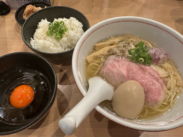 「特製鯛塩そば+卵かけご飯+唐揚げ1個」@鶏そば鯛そば きょうすけの写真
