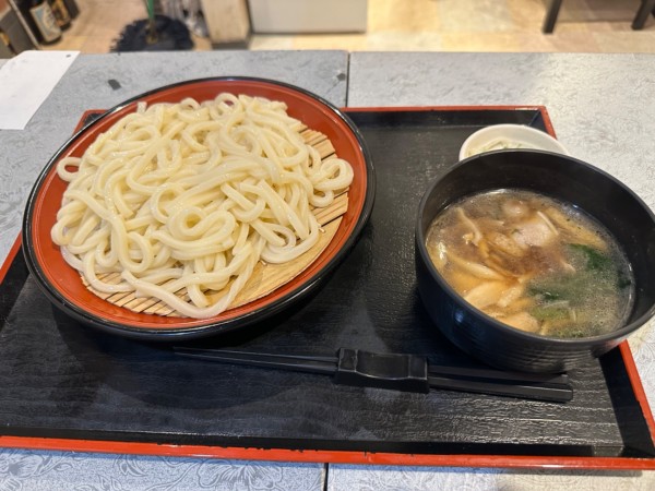 「肉汁うどん（並盛）850円」@田舎料理しおんの写真