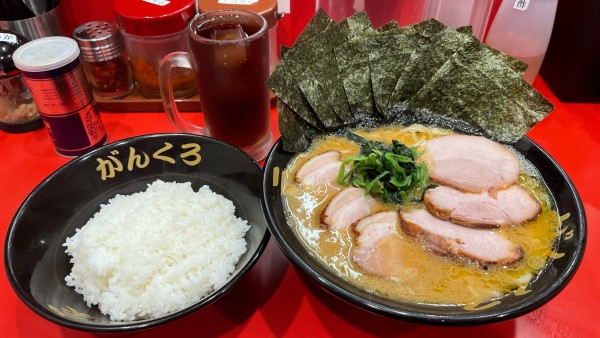 「チャーシュー麺(大)、海苔増し、ライス×2、黒ウーロン茶」@ラーメン家 がんくろの写真