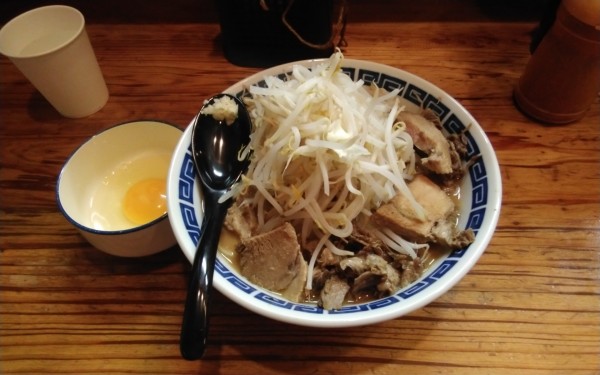 「小豚¥800　ニンニク少し野菜多め生卵¥50」@ラーメンだるま 小倉店の写真