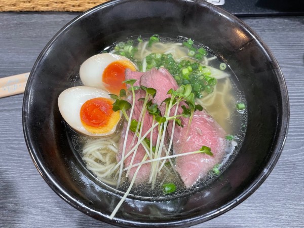 「牛塩ラーメン＋煮卵」@さんきゃっつ ら～めんスタンド 麺とたまごの写真