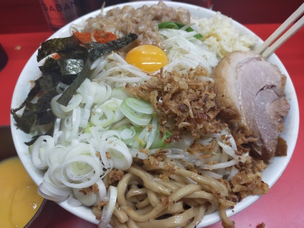 「大・汁なし・味噌・麺増し640・生卵（脂・唐辛子）」@ハナイロモ麺 吉祥寺本店の写真