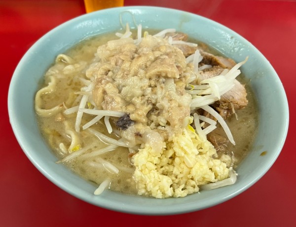 「小豚W麺半分ニンニク少なめヤサイアブラ」@ラーメン二郎 新宿歌舞伎町店の写真