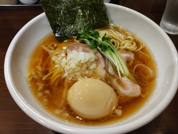 「端麗煮干し醤油そば＋味玉」@自家製麺 まかないへきるの写真