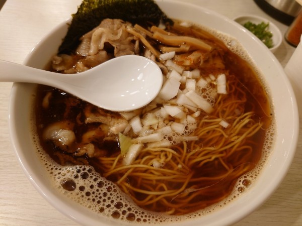 「醤油ラーメンエビ油」@マツヨシ大飯店の写真