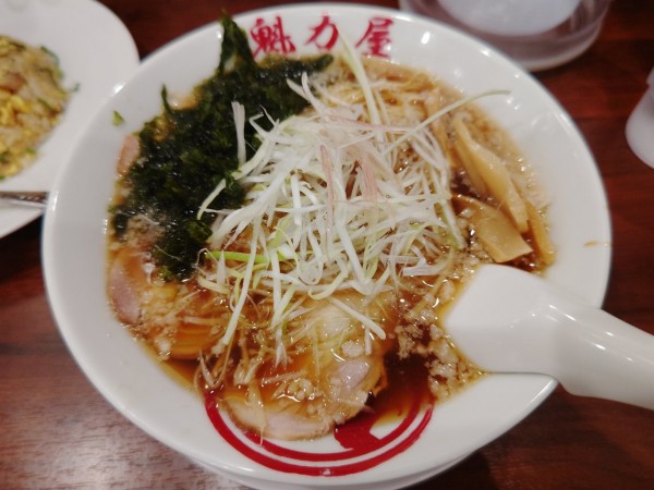 「あご煮干し醤油ラーメン（期間限定）」@魁力屋 所沢小手指店の写真