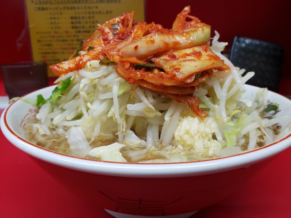 「小麺少なめ、やさい、ニンニク、スーパーキムチ」@ラーメン二郎 湘南藤沢店の写真