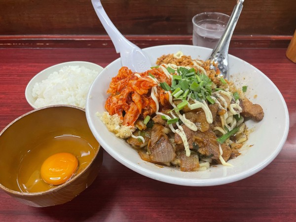 「汁なし + 小ライス + 生玉子」@元祖スタミナ満点らーめん すず鬼の写真