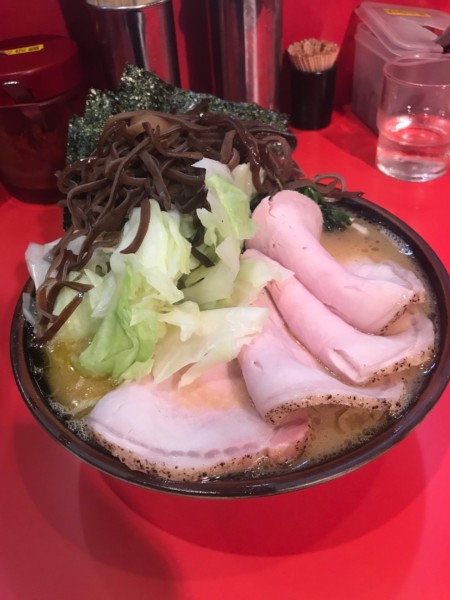 「チャーシューメン 900円＋キャベツ 100円」@どんとこい家の写真