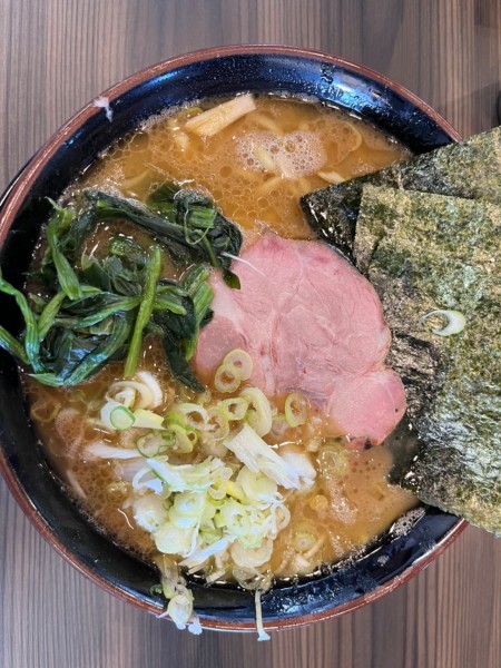 「ラーメン850円＋中盛180円＋Twitter薬味ネギ」@家系ラーメン がくの写真
