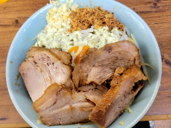 「まぜそば改(ニンニク、バジマヨ、フラオニ)+豚」@ラーメン二郎 池袋東口店の写真