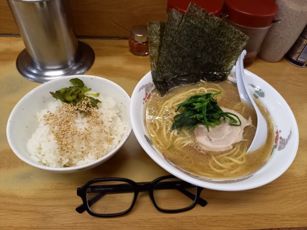 「ラーメンかため・ライス」@たかさご家 本店の写真