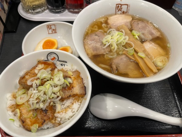 「喜多方ラーメン&炙り焼豚ご飯セット」@喜多方ラーメン 坂内 五反田駅前店の写真