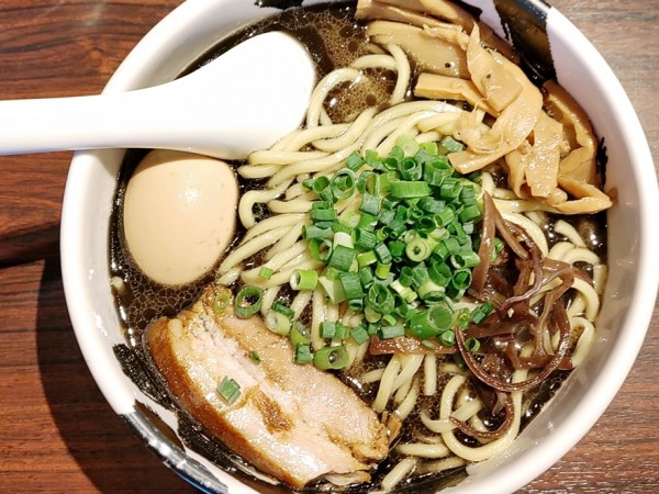 「黒ら～麺＋味玉」@麺屋武蔵 武骨の写真