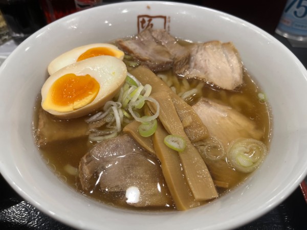 「喜多方ラーメン味玉&半ライス無料サービス」@喜多方ラーメン 坂内 五反田駅前店の写真