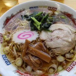 醤油ラーメン700円、餃子300円