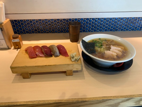 「中華そば醤油　赤酢握り五貫セット」@鮨とラーメン うおがしや 本店の写真