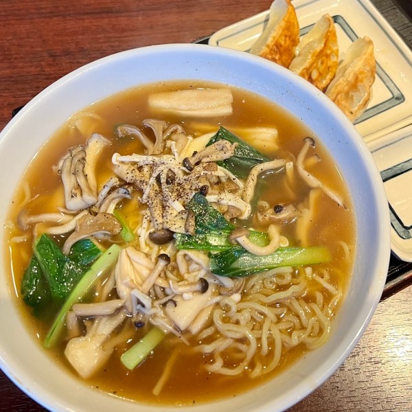 「【期間限定】キノコらーめん＋焼き餃子ハーフ（３個）」@こだわりらーめん ゆきむら亭 土浦店の写真