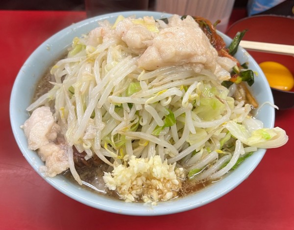 「小ラーメンぶた5枚入り麺少なめニンニク少しヤサイアブラ」@ラーメン二郎 中山駅前店の写真