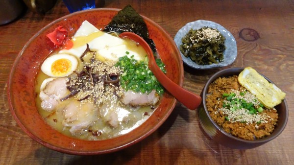 「ラーメン（800円）＋Wチーズ（50円）＋高菜＋ラーユご飯」@分田上の写真