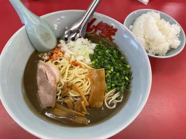 「鬼煮干しラーメン　半ライスセット　￥１０３０」@ラーメン山岡家 愛知刈谷店の写真