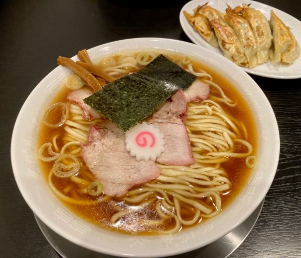 「東京醤油ラーメン+自家製餃子(大)」@自家製麺 うるちの写真