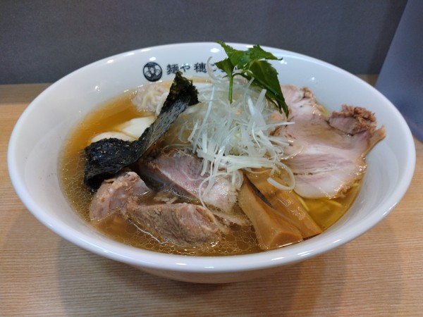 「ミックスワンタン中華そば（白だし）＋切りはしチャーシュー」@麺や 穂ころびの写真