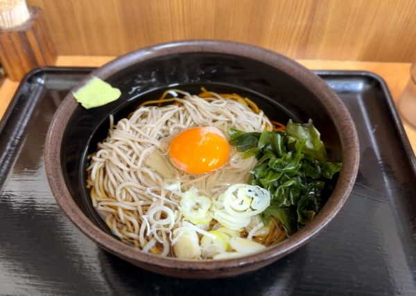 「月見そば(360円)+冷し(30円)」@そば処 味の里の写真