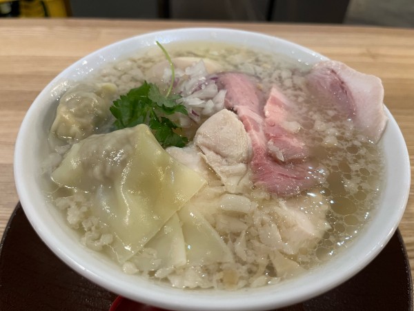 「背脂特製そば(白だし)」@手打ち正麺 Hachimitsuの写真