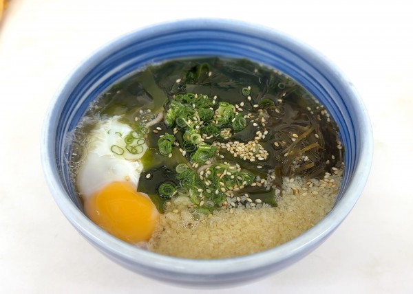 「かけそば(450円)+わかめ(100円)+生玉子(50円)」@白河そばの写真