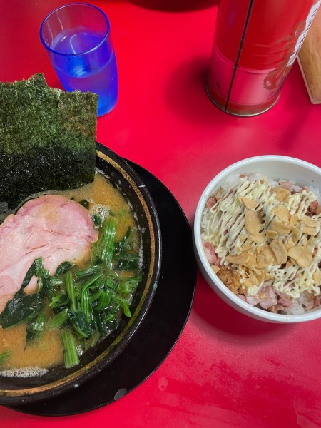 「らーめん　ちゃーしゅーまぶし」@家系ラーメン王道家直伝 との丸家 松飛台店の写真