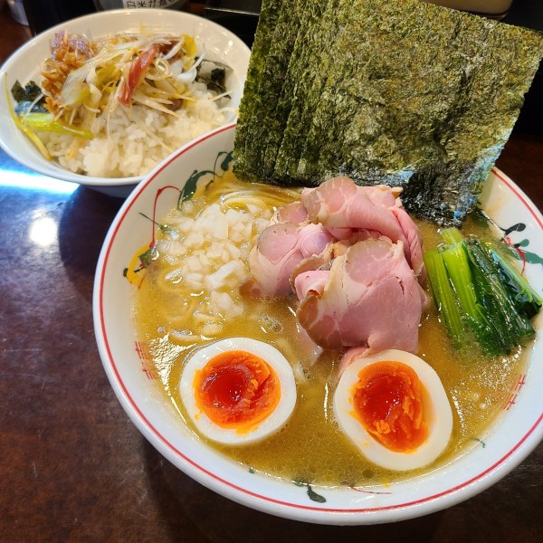 「豚骨醤油ラーメン並) ·(各種トッピング)+ネギチャーご飯」@こいけのいえけいの写真
