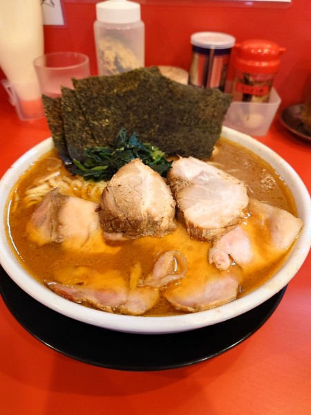 「裏チャーシュー麺大盛り  濃いめ多め」@家系ラーメン 裏大輝家 青物横丁店の写真