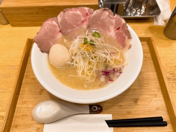 「濃厚鶏塩そば、煮卵、和え玉」@麺LABO 唯奏の写真