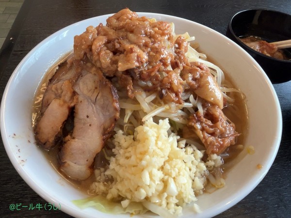 「ラーメン中(1050円)ヤサイちょいマシ、後全部、極旨アブラ(1」@ラーメン たかふじの写真