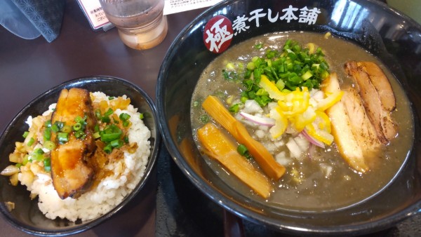 「（ランチ）極濃煮干し豚骨ラーメン+チャーシュー丼920円」@極煮干し本舗 久喜店の写真