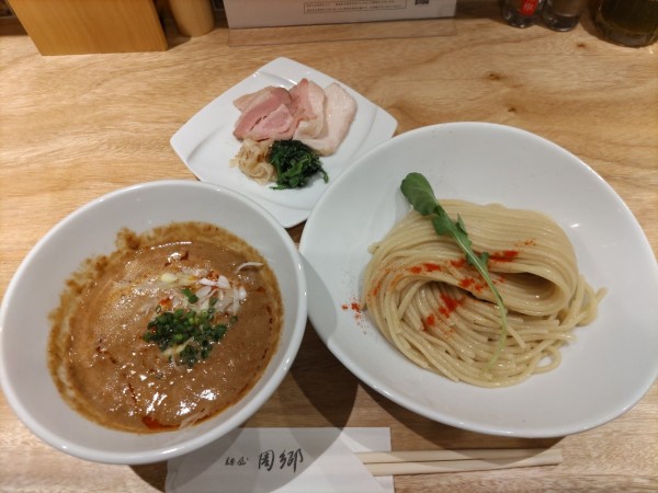 「赤つけ麺」@麺屋 周郷 神田店の写真